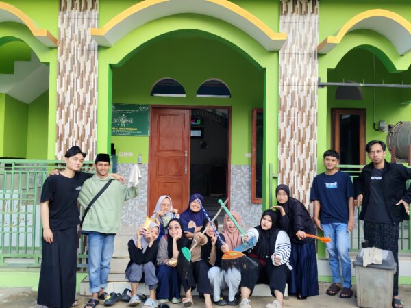 Semangat Gotong Royong, KKN UNUGHA Cilacap Adakan Bersih-Bersih Rutin di Masjid Al Ikhlas Dusun Menganti