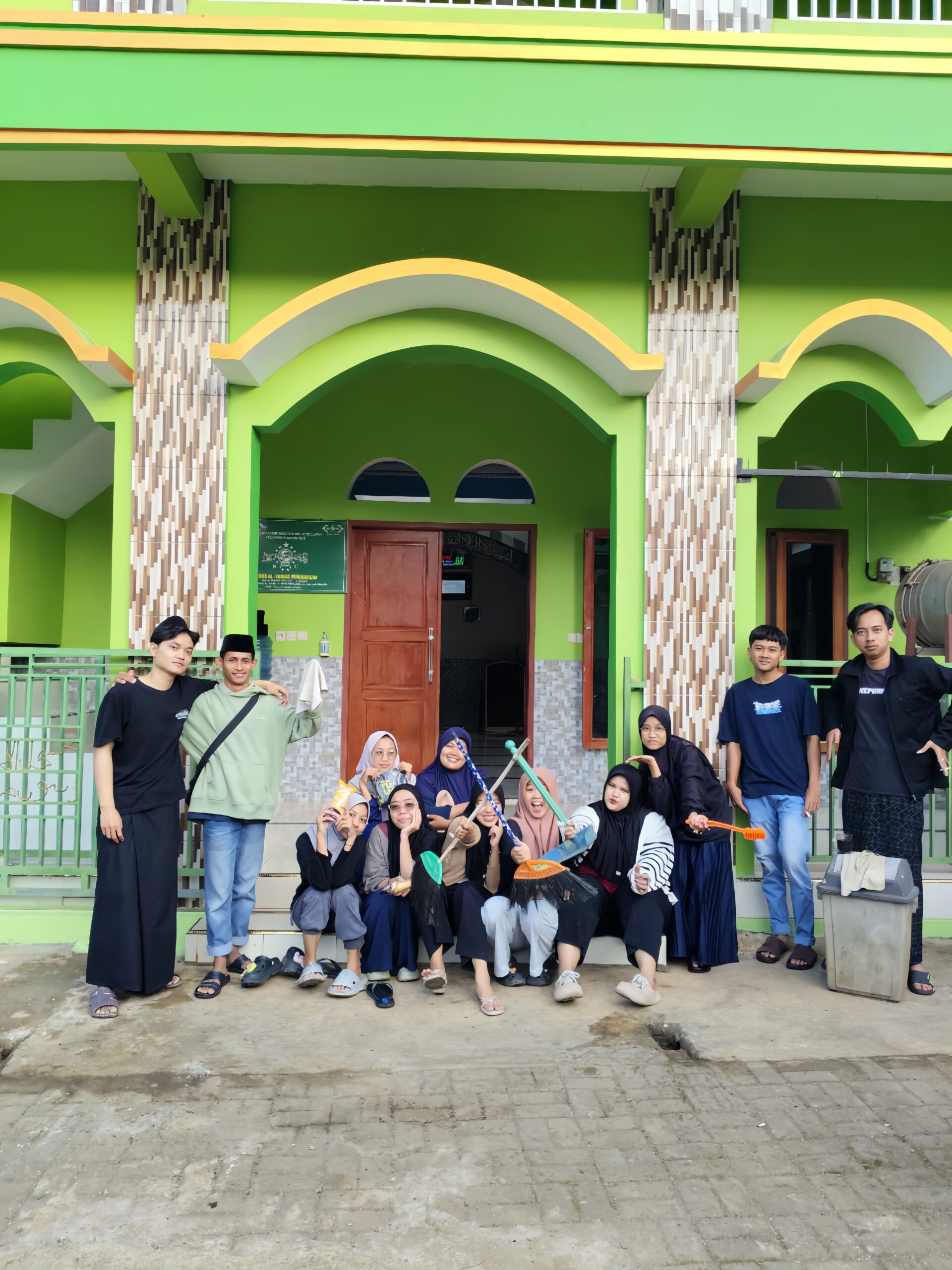 Semangat Gotong Royong, KKN UNUGHA Cilacap Adakan Bersih-Bersih Rutin di Masjid Al Ikhlas Dusun Menganti