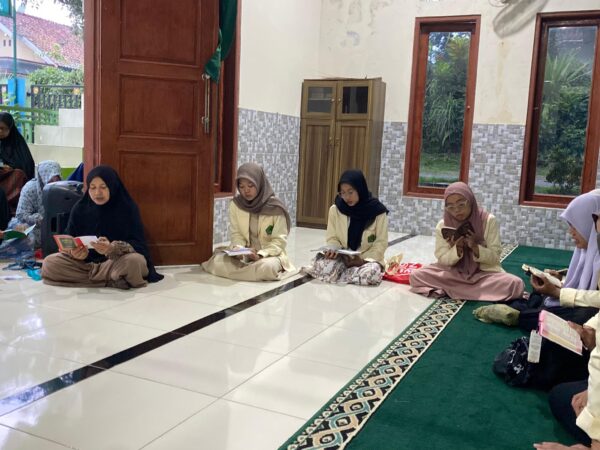 KKN UNUGHA Cilacap Bersama Jama’ah Ibu-Ibu Gelar Rutinan Yasin dan Tahlil di Masjid Al Ikhlas Menganti