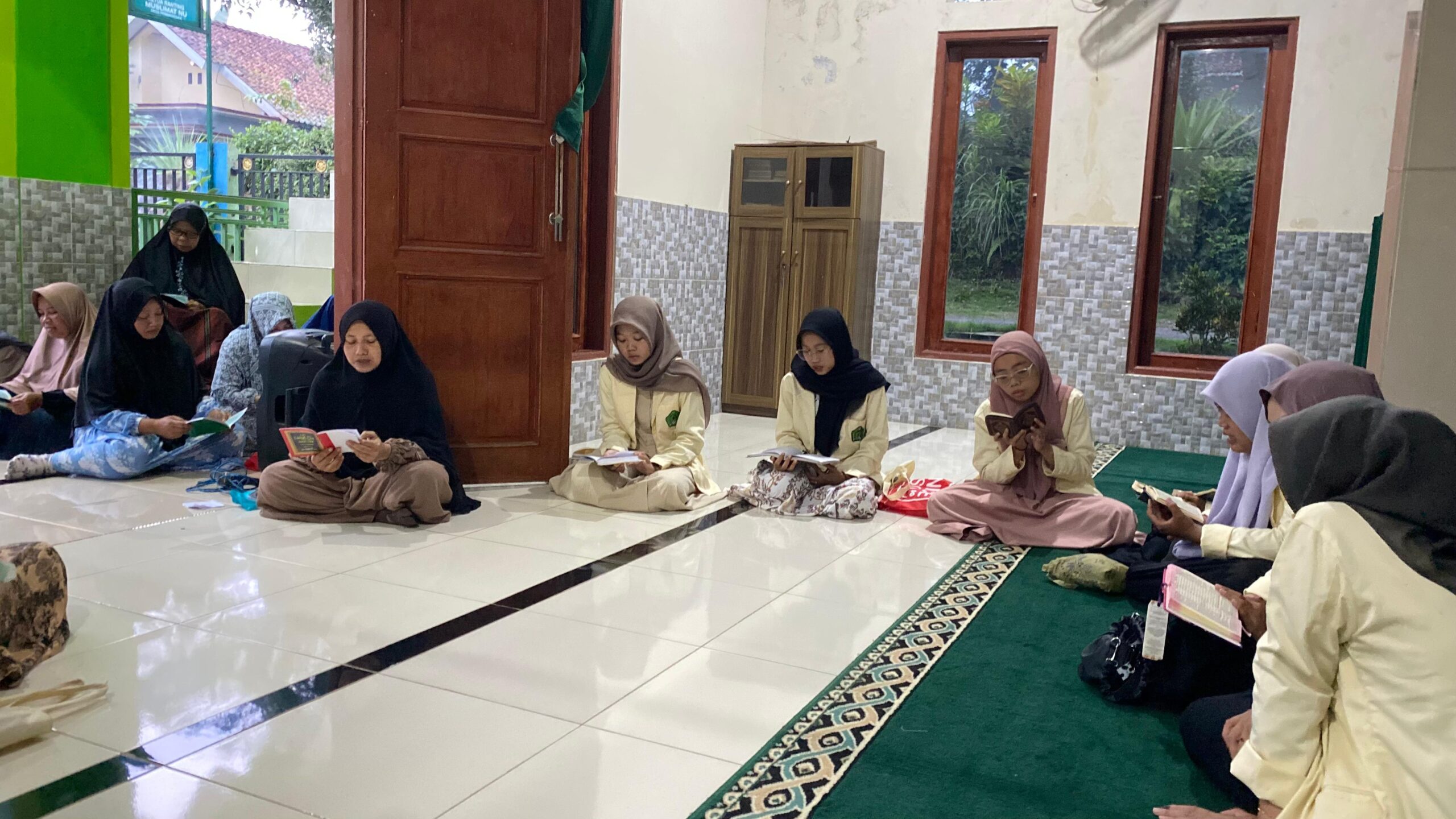 KKN UNUGHA Cilacap Bersama Jama’ah Ibu-Ibu Gelar Rutinan Yasin dan Tahlil di Masjid Al Ikhlas Menganti