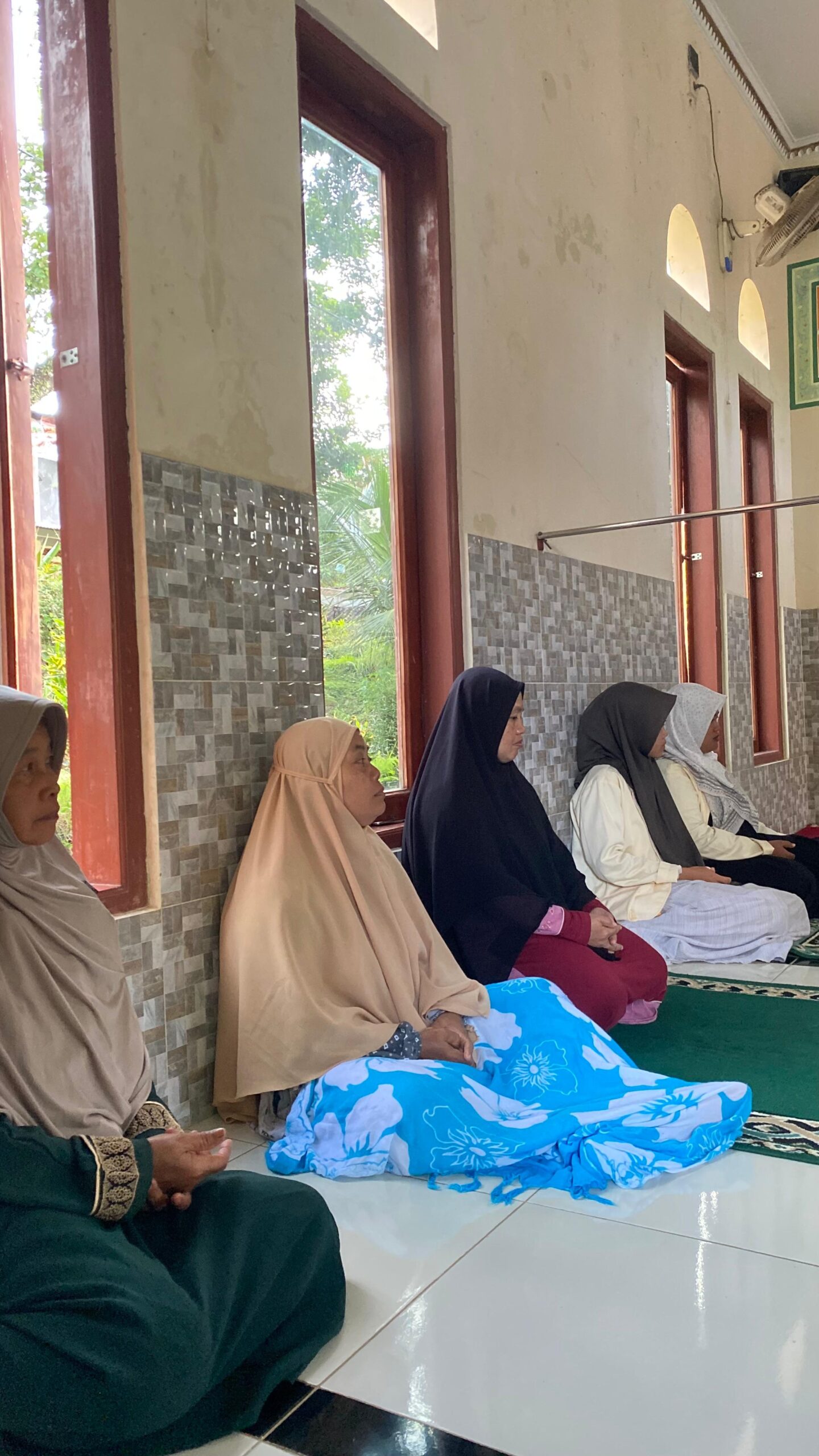 Tingkatkan Semangat Keislaman, KKN UNUGHA Cilacap Dampingi Pengajian Minggu Sore di Masjid Al Ikhlas Menganti