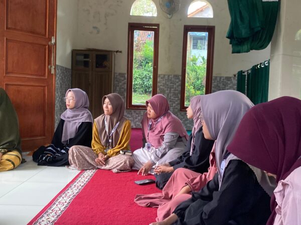 KKN UNUGHA Cilacap Bersama Jama’ah Ibu-Ibu Gelar Rutinan Yasin dan Tahlil di Masjid Al Ikhlas Menganti