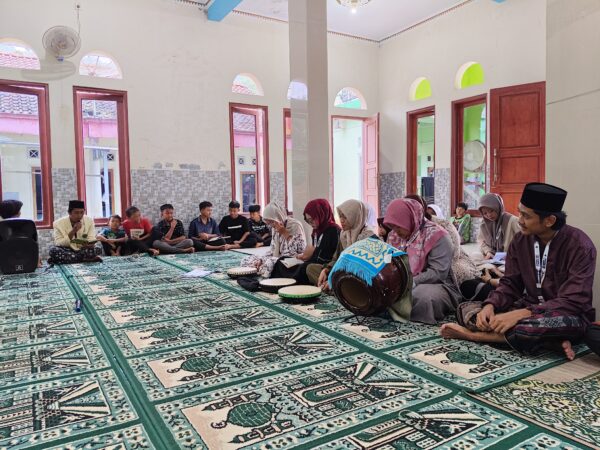 KKN UNUGHA Cilacap Bersama IPNU-IPPNU Gelar Rutinan Al Barzanji Keliling di Masjid Al Ikhlas Menganti