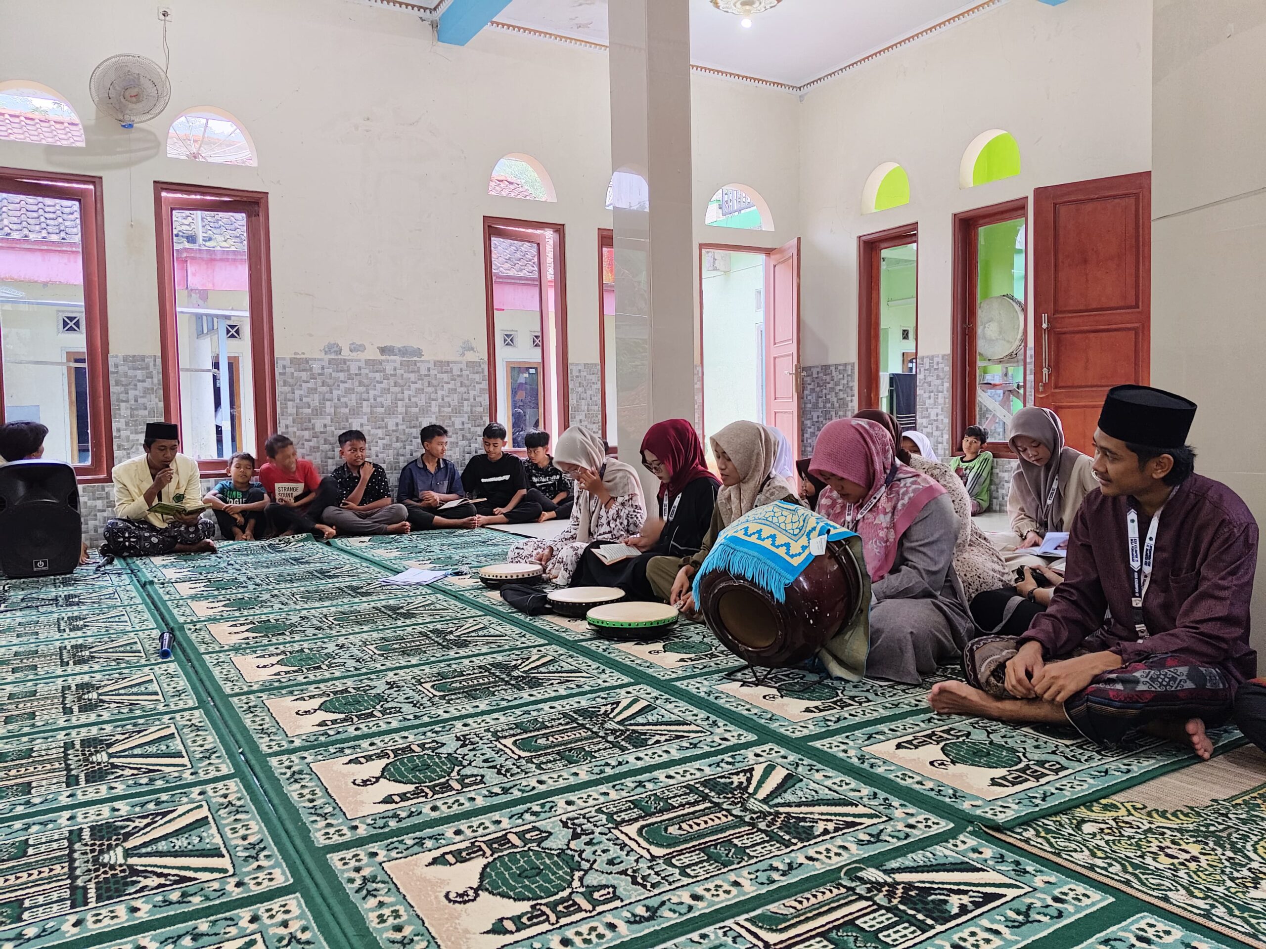 KKN UNUGHA Cilacap Bersama IPNU-IPPNU Gelar Rutinan Al Barzanji Keliling di Masjid Al Ikhlas Menganti