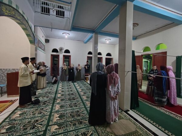 KKN UNUGHA Cilacap Ikut Meriahkan Rutinan Latihan Al Barzanji Bersama Ibu-Ibu Jama’ah Masjid Al Ikhlas